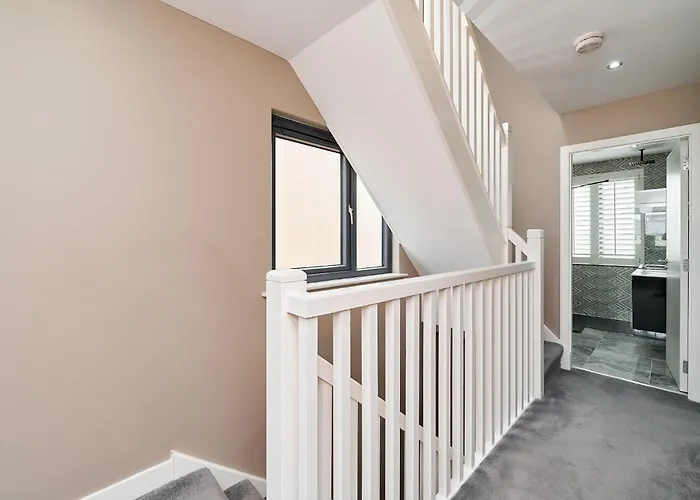 Modern Clonsilla Townhouse Sleeps 6